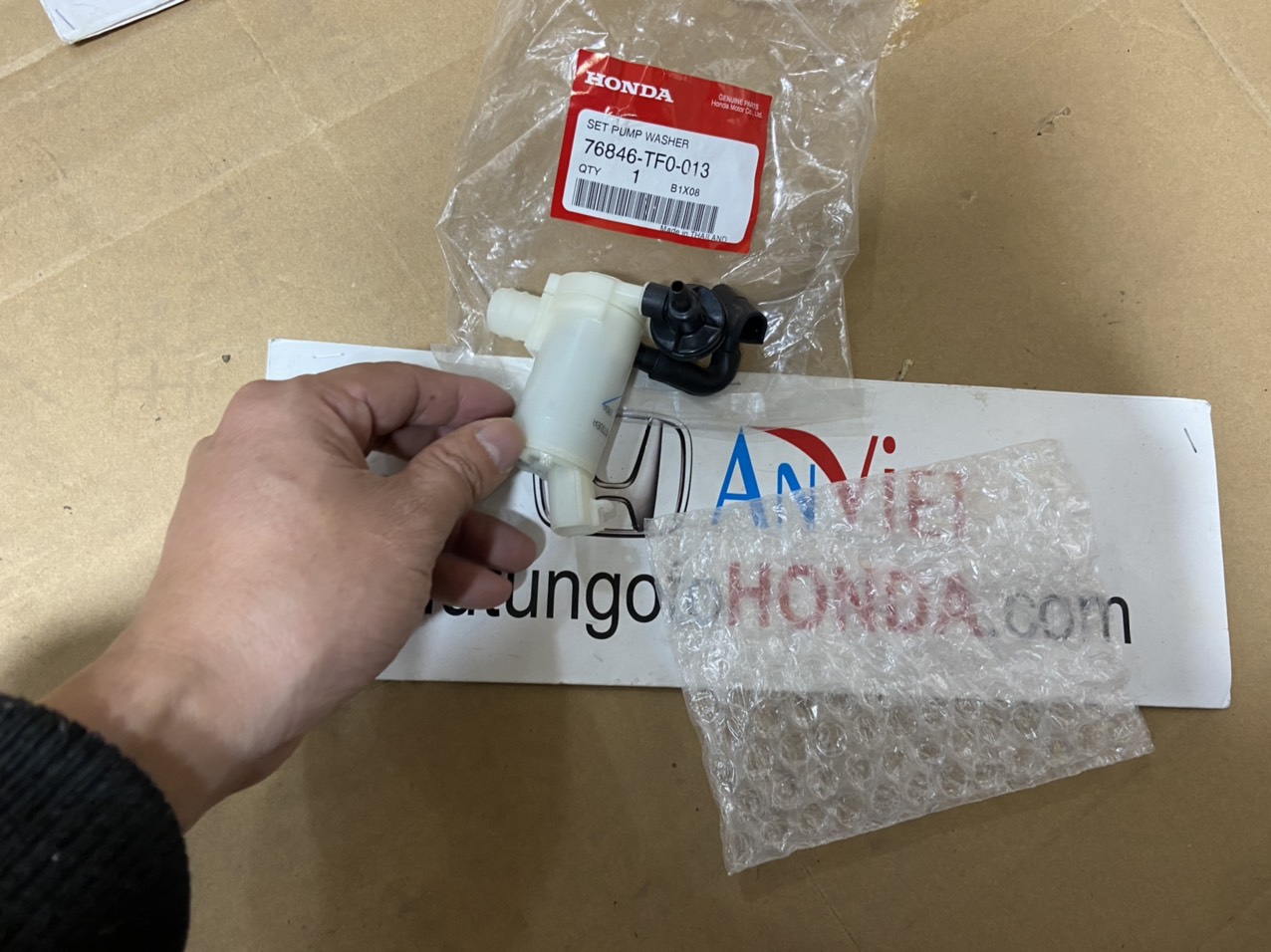 Mô tơ bơm nước rửa kính xe Honda HRV